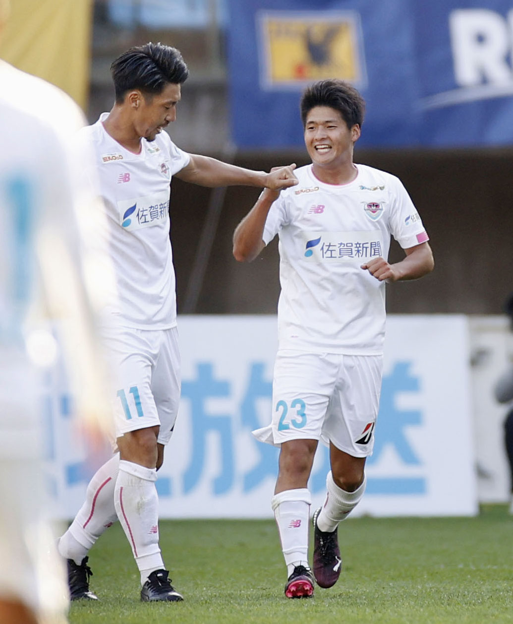 仙台―鳥栖　後半、自身2点目のゴールを決め、豊田（左）とタッチを交わす鳥栖・本田（共同）