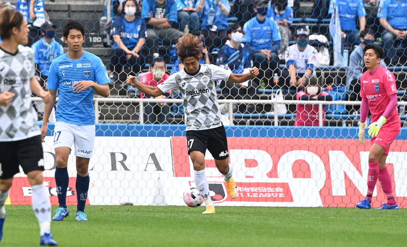 横浜FC対神戸　前半、ゴールを決めてガッツポーズを見せる神戸MF郷家（中央）（撮影・山崎安昭）