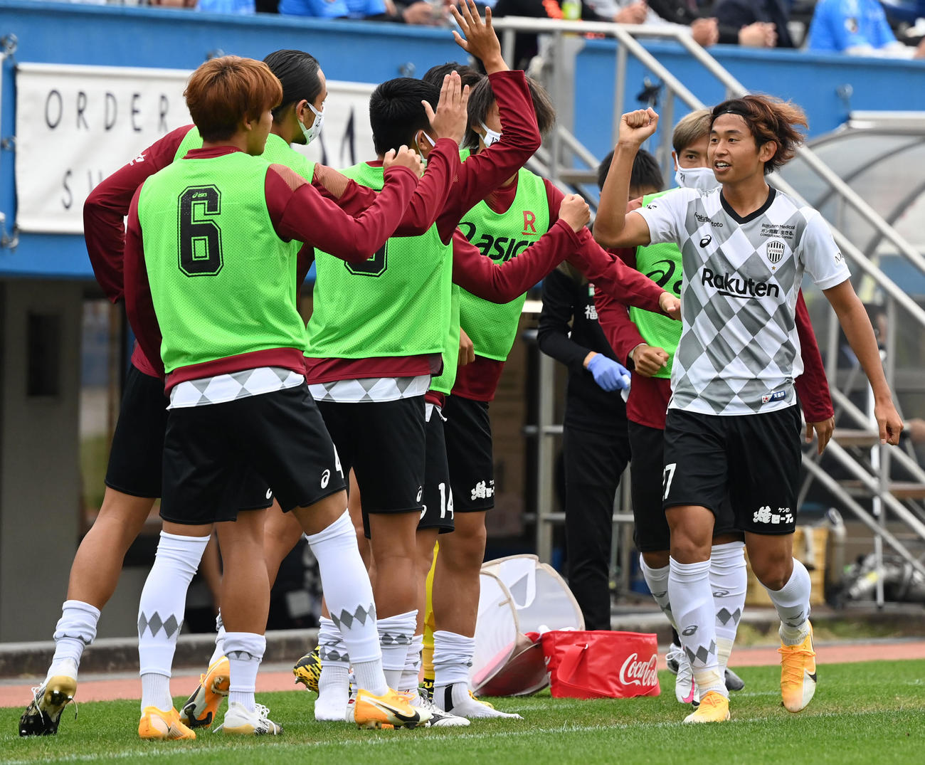 横浜FC対神戸　前半、ゴールを決めた神戸MF郷家（右）はチームメートとタッチをかわす（撮影・山崎安昭）