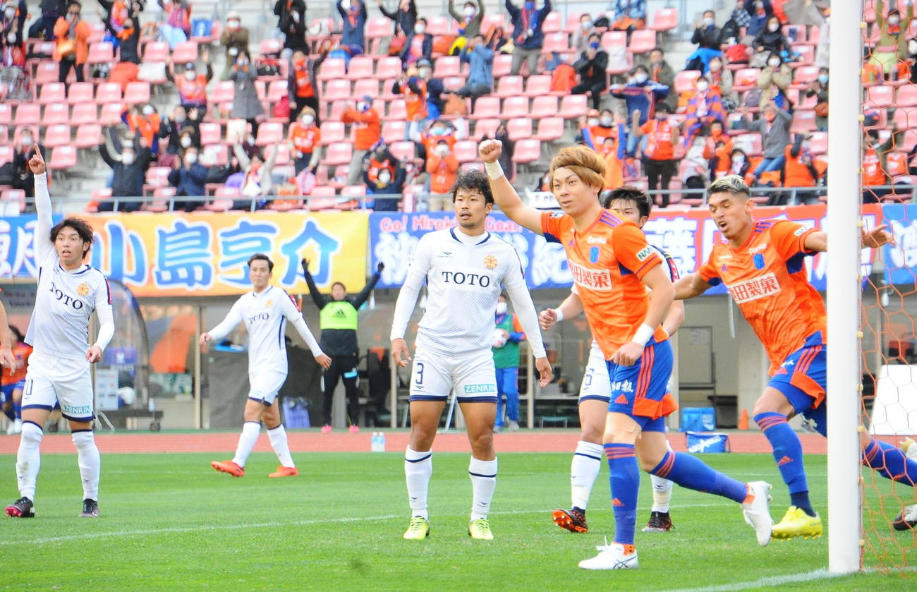 途中出場で決勝点を決めた大本はガッツポーズ