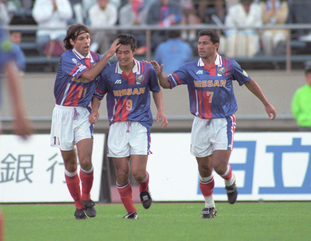 Jリーグ初ゴールを挙げた横浜MFW安永聡太郎（中央）はビスコンティ（左）、メディナベージョから祝福される（1995年10月21日撮影）