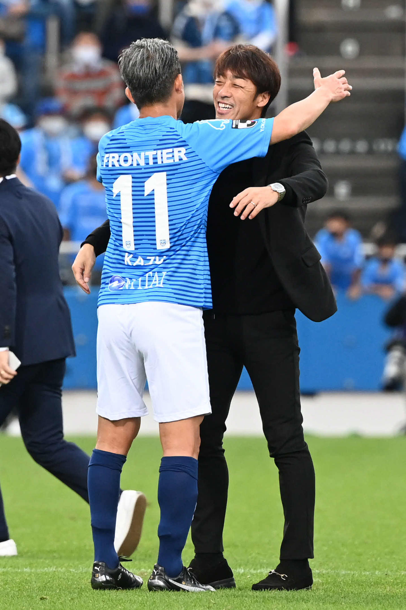 横浜FC対神戸　逆転勝ちした横浜FC・FWカズ（左）は下平監督とハグ（撮影・山崎安昭）