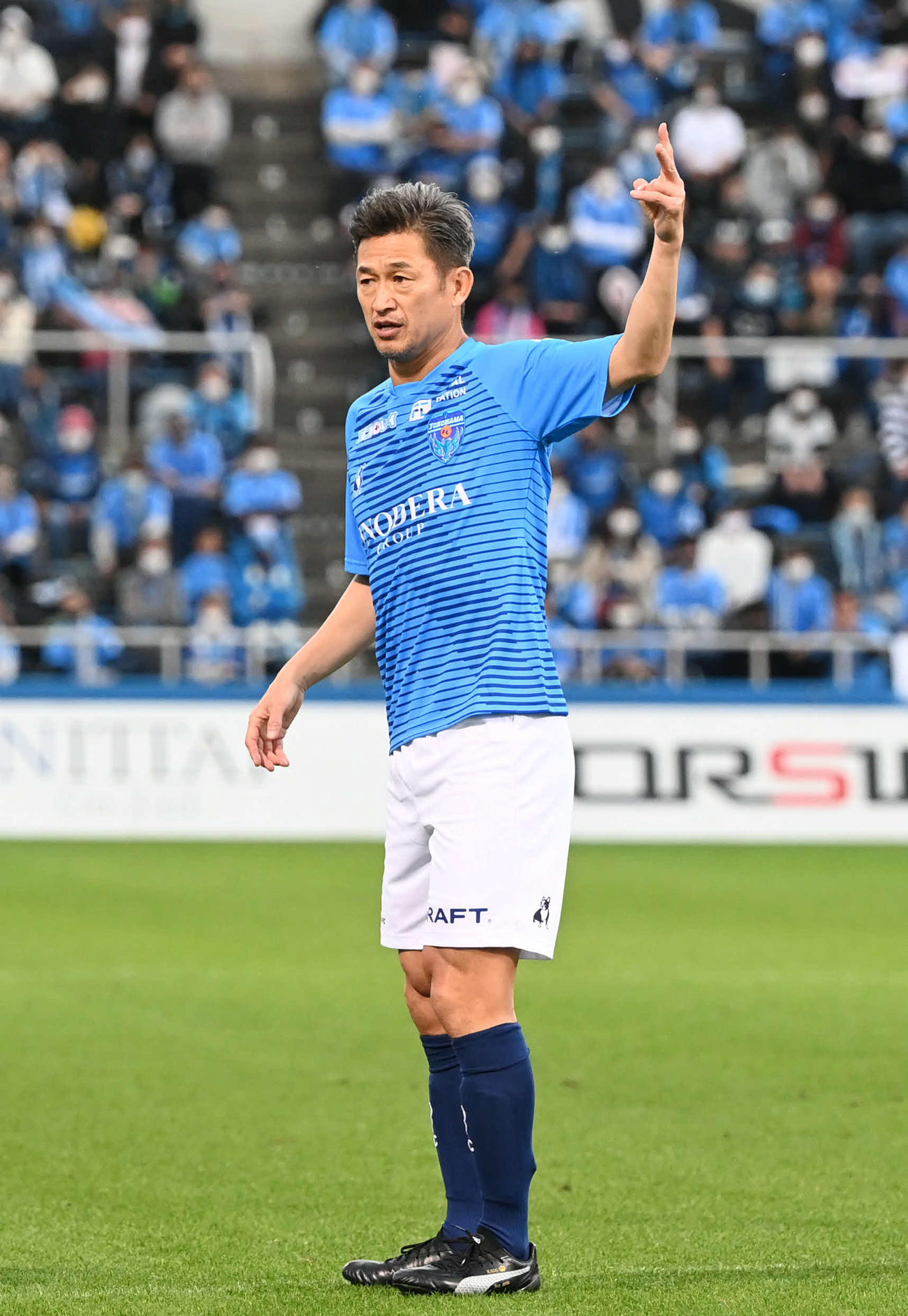 横浜FC対神戸　後半、途中出場した横浜FC・FWカズはチームメートに合図を送る（撮影・山崎安昭）