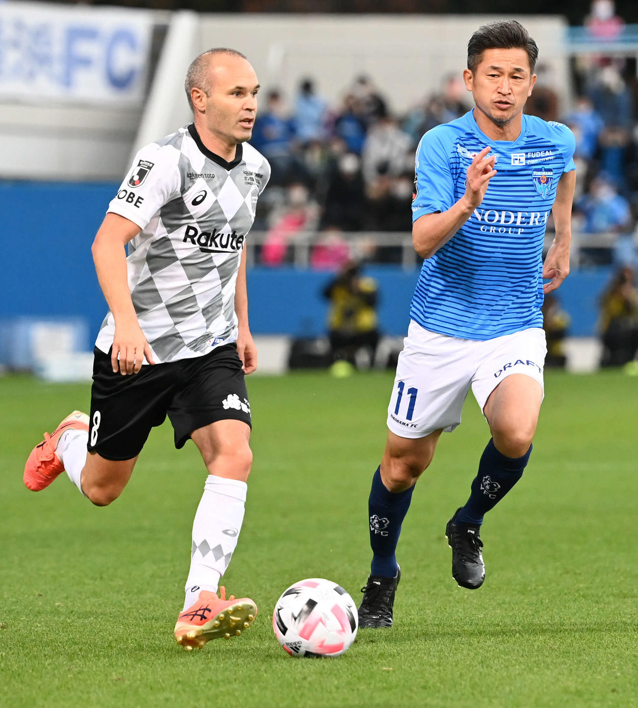 横浜FC対神戸　後半、横浜FC・FWカズはドリブルする神戸MFイニエスタにつめる（撮影・山崎安昭）