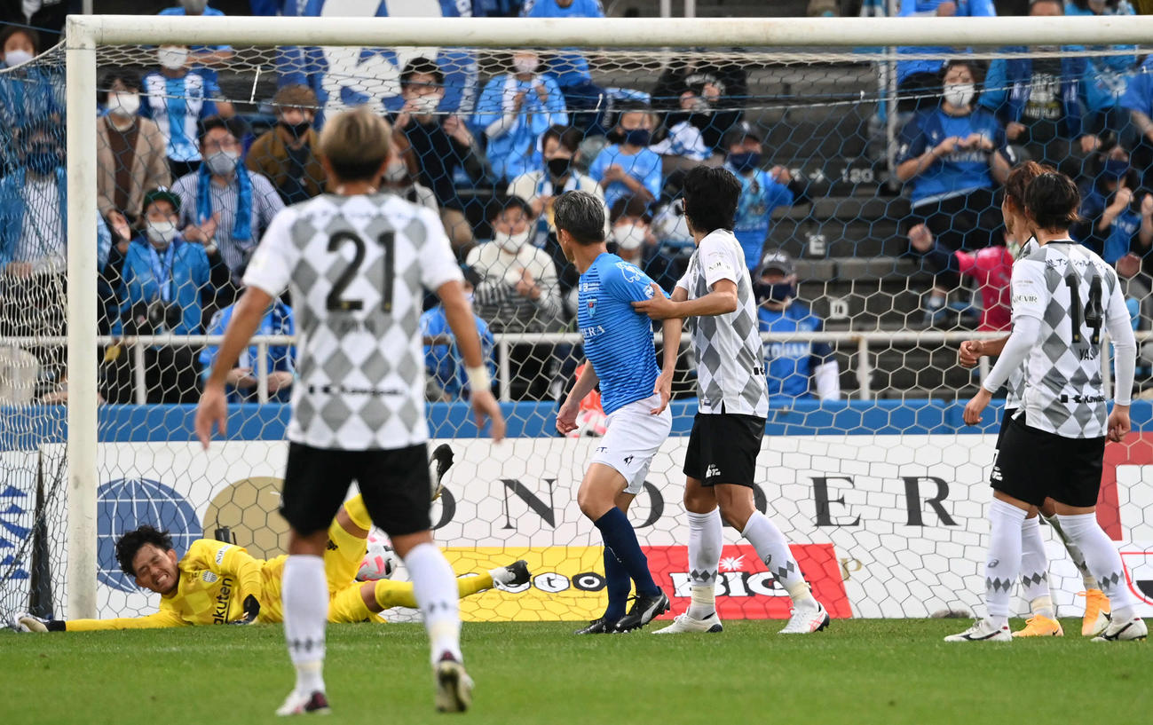 横浜FC対神戸　後半、横浜FC・FWカズ（中央）は安永がゴールしたボールを見つめる（撮影・山崎安昭）