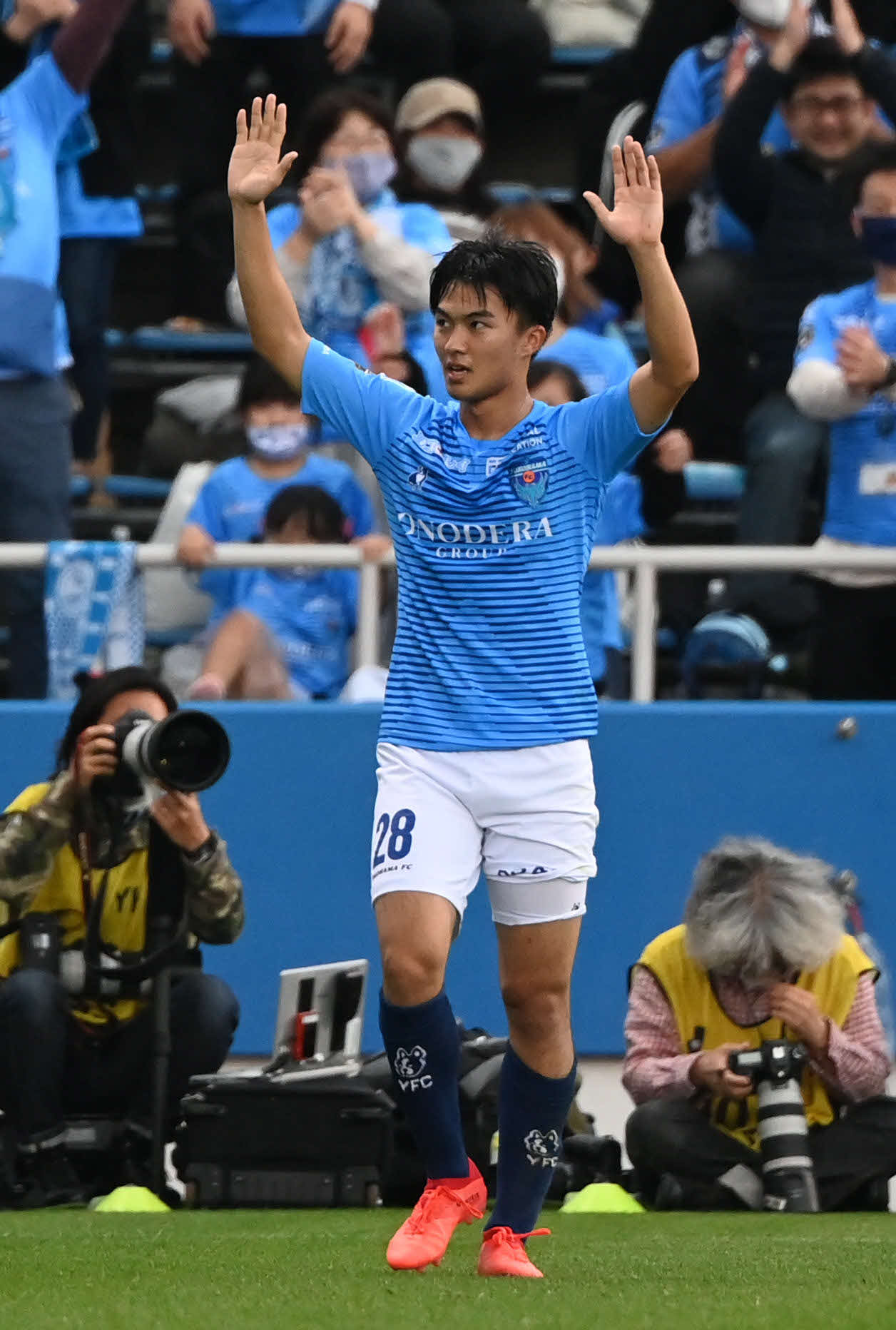横浜FC対神戸　後半、得点した横浜FC・MF安永は万歳して喜ぶ（撮影・山崎安昭）