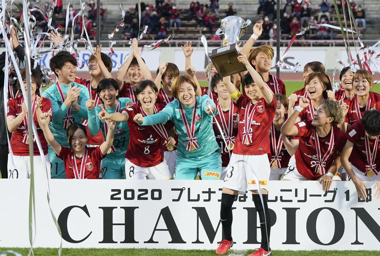 6季ぶり3度目の優勝を決め、大喜びの浦和イレブン（共同）