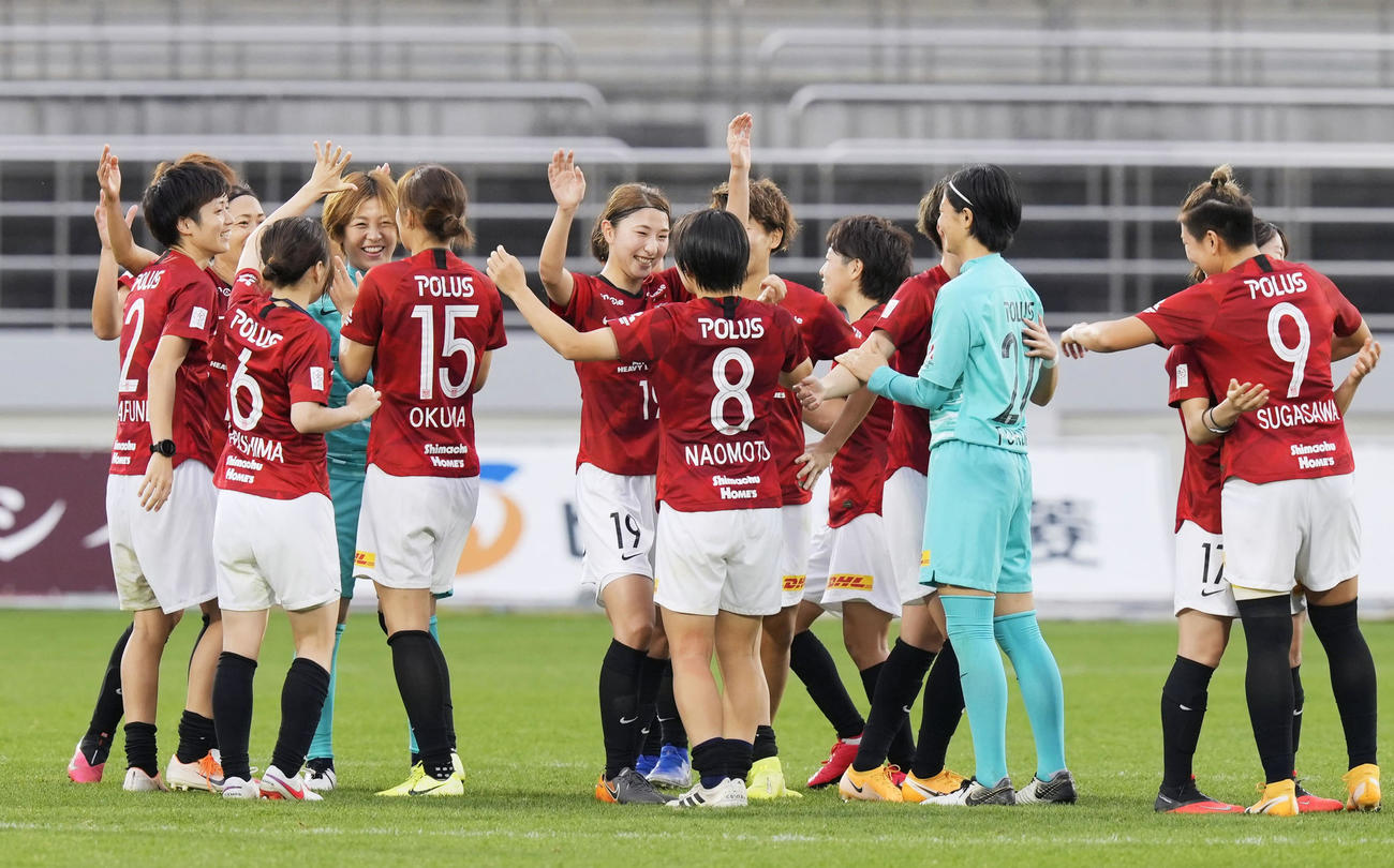 愛媛に大勝し6季ぶりの優勝を決め、喜ぶ浦和イレブン（共同）