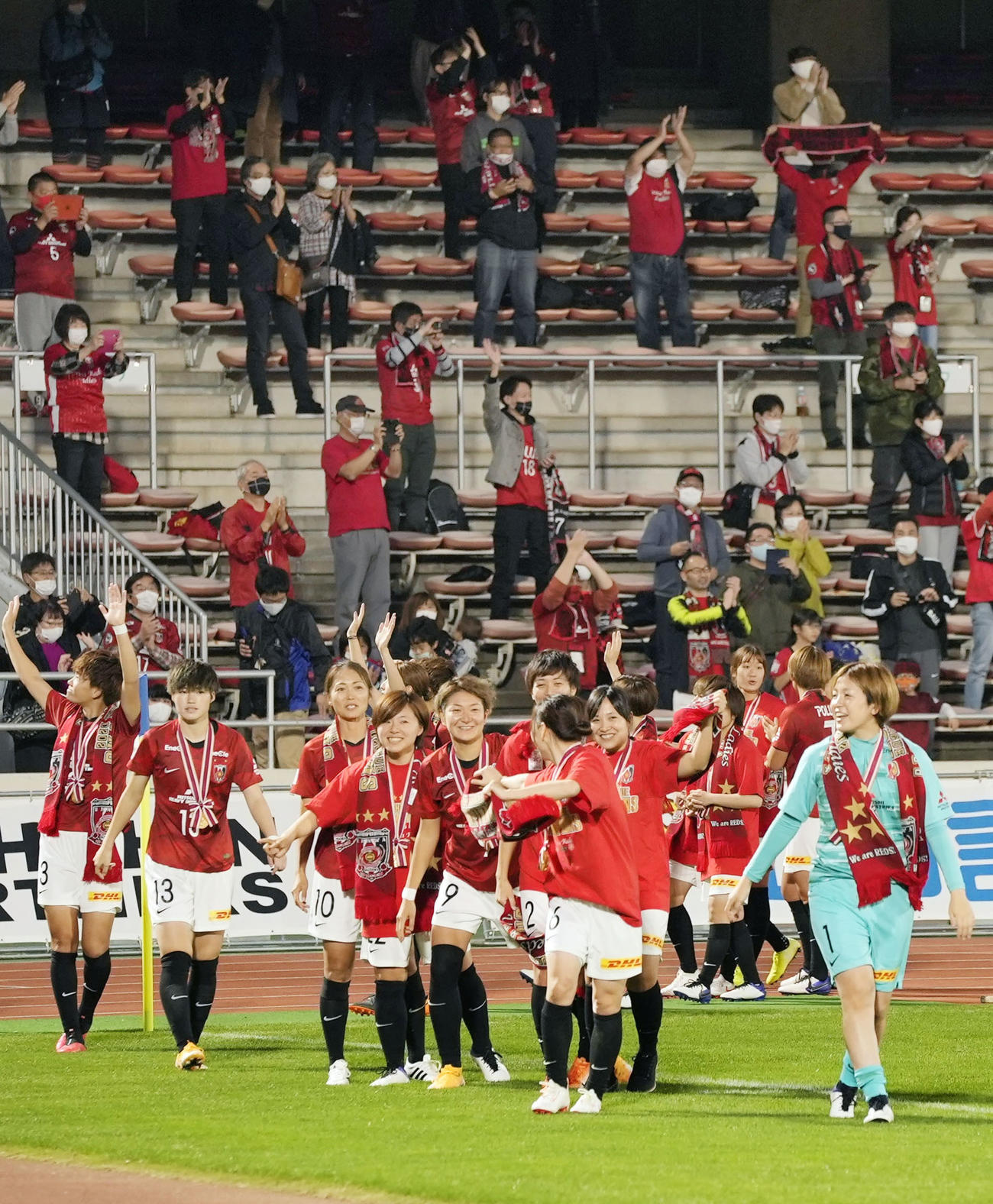 6季ぶり3度目の優勝を決め、場内一周しサポーターにあいさつする浦和イレブン（共同）
