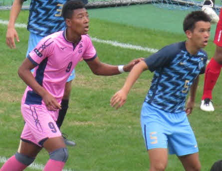 競り合う日大藤沢FW鈴木（左）と桐光学園DF奈良坂