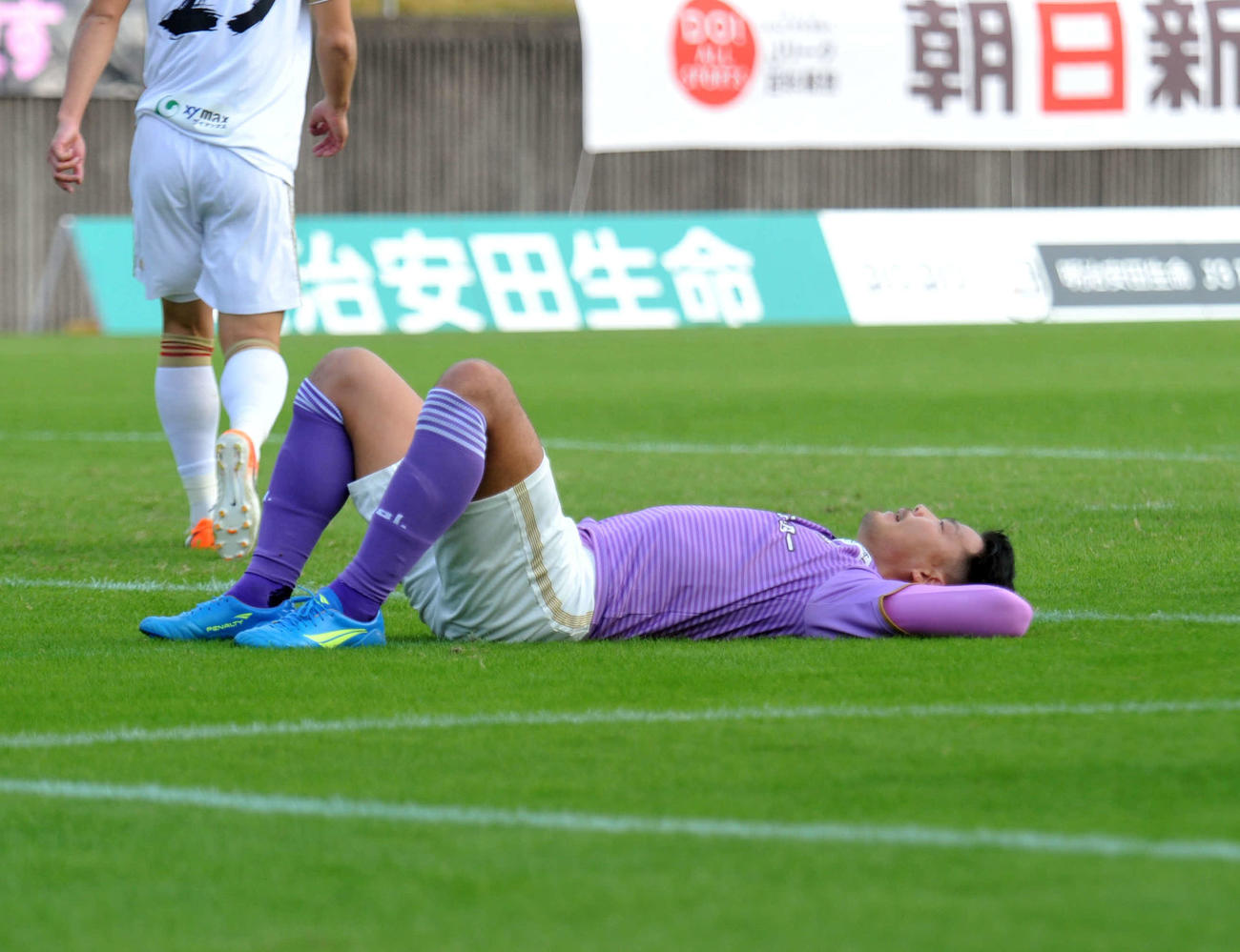 後半42分、シュートを外して悔しがる藤枝FW森島