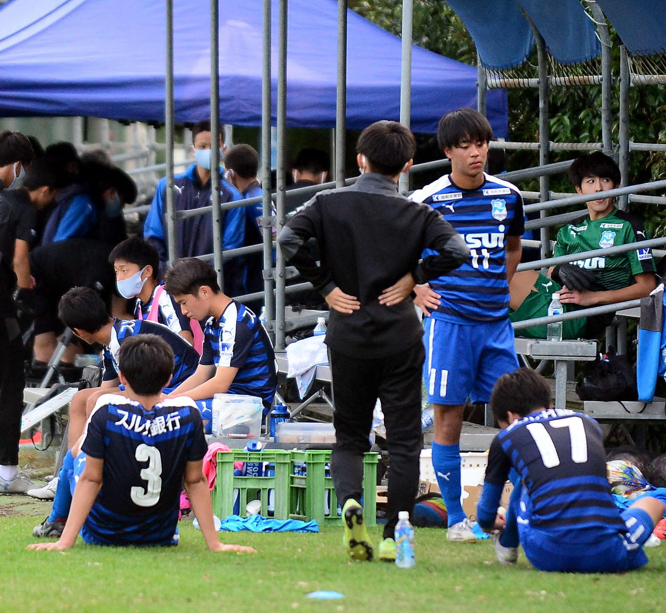 試合後、ベンチで厳しい表情を見せる沼津U－18の選手たち