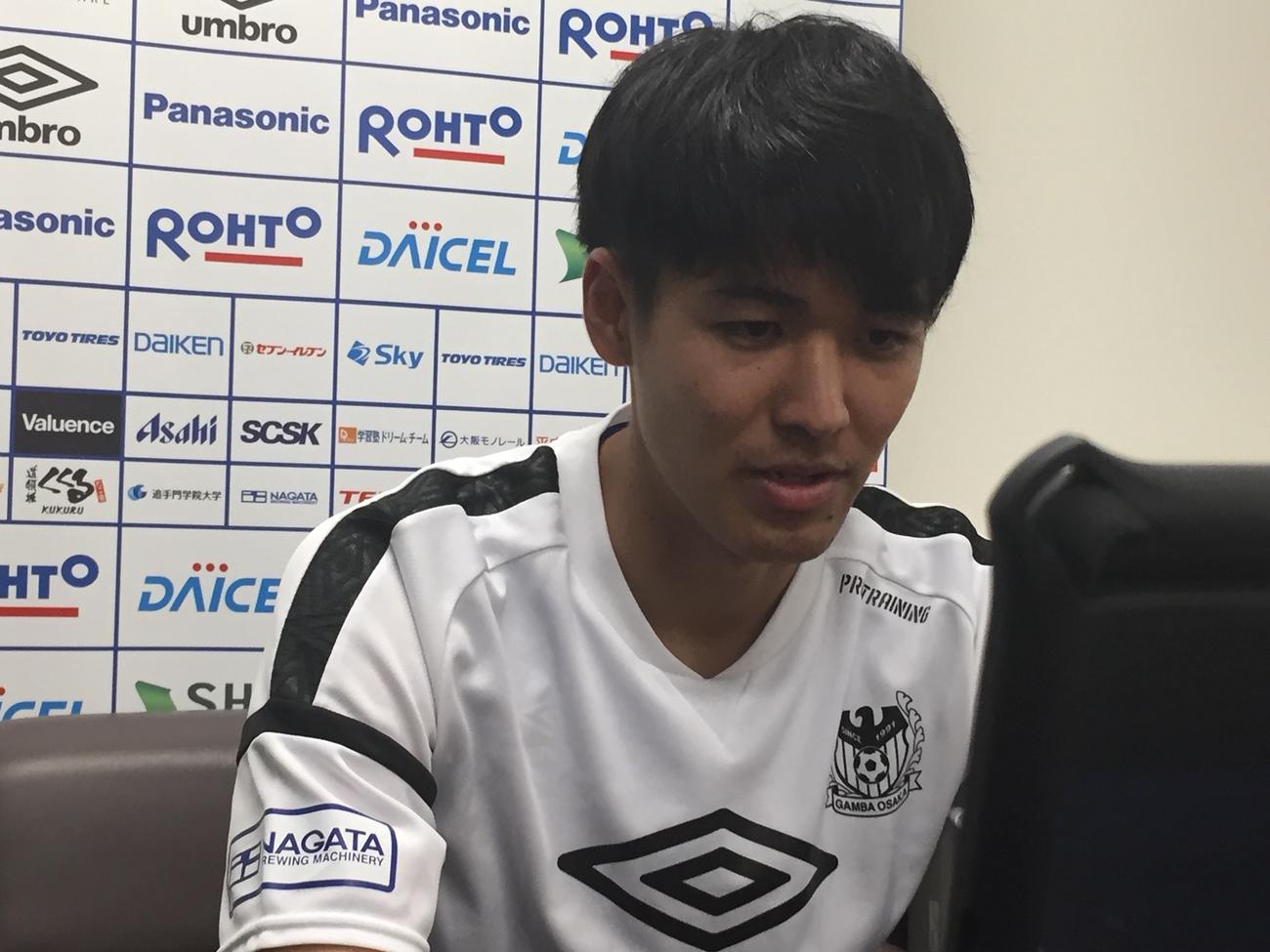 取材対応するG大阪DF高尾（C）GAMBA　OSAKA