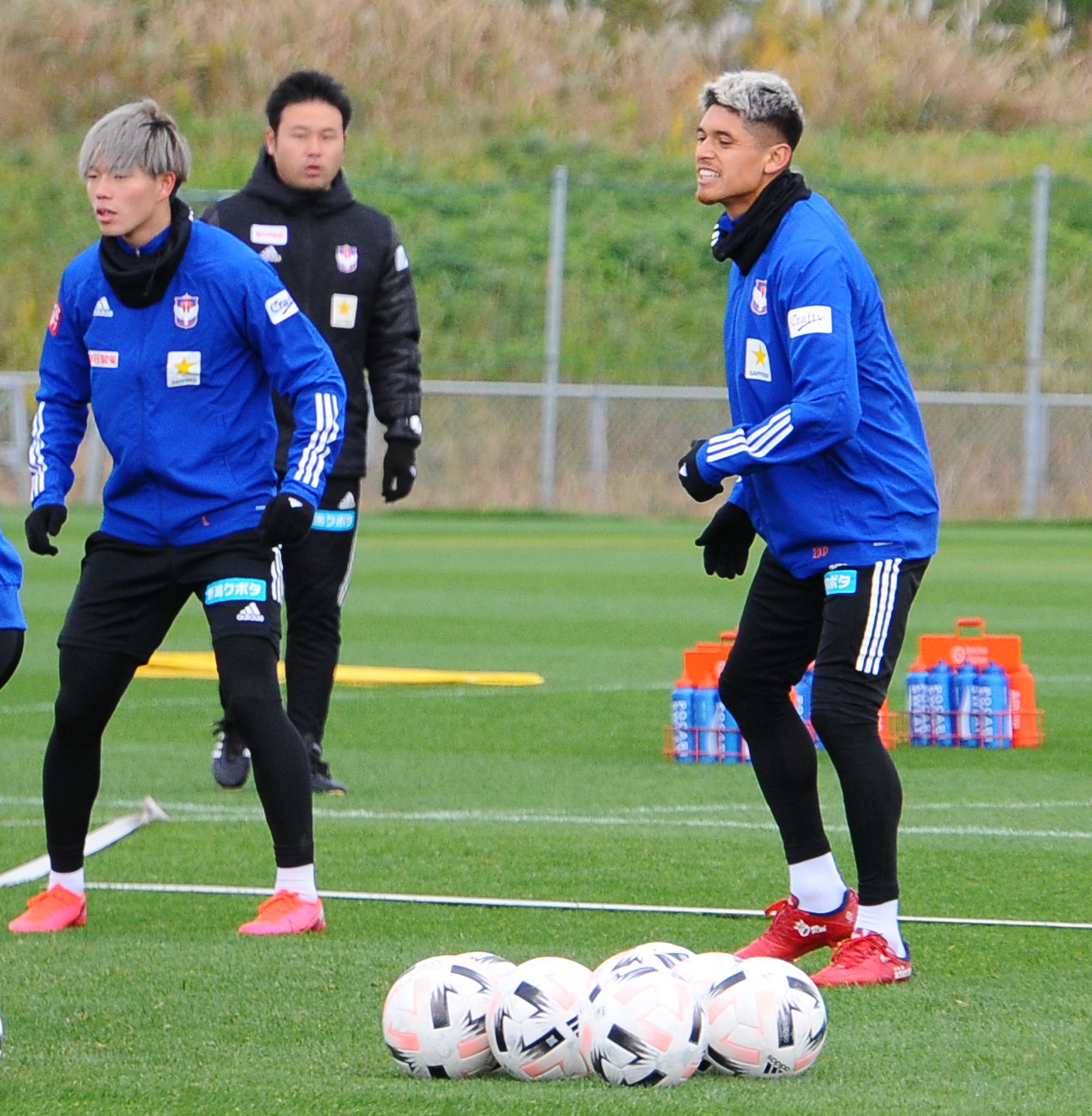 リラックスした表情で磐田戦前日練習に参加するロメロ（右）
