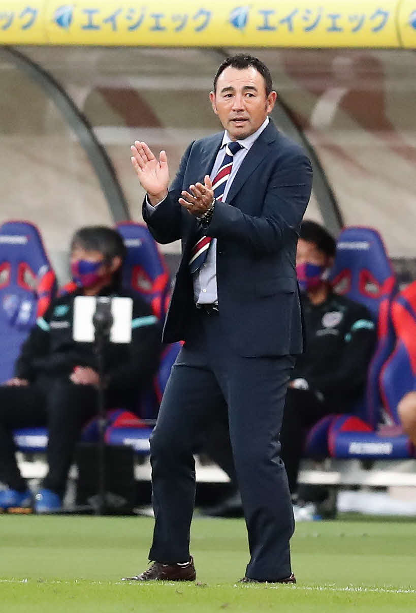 J1　東京対横浜　後半、選手を鼓舞する東京の長谷川健太監督＝2020年10月24日