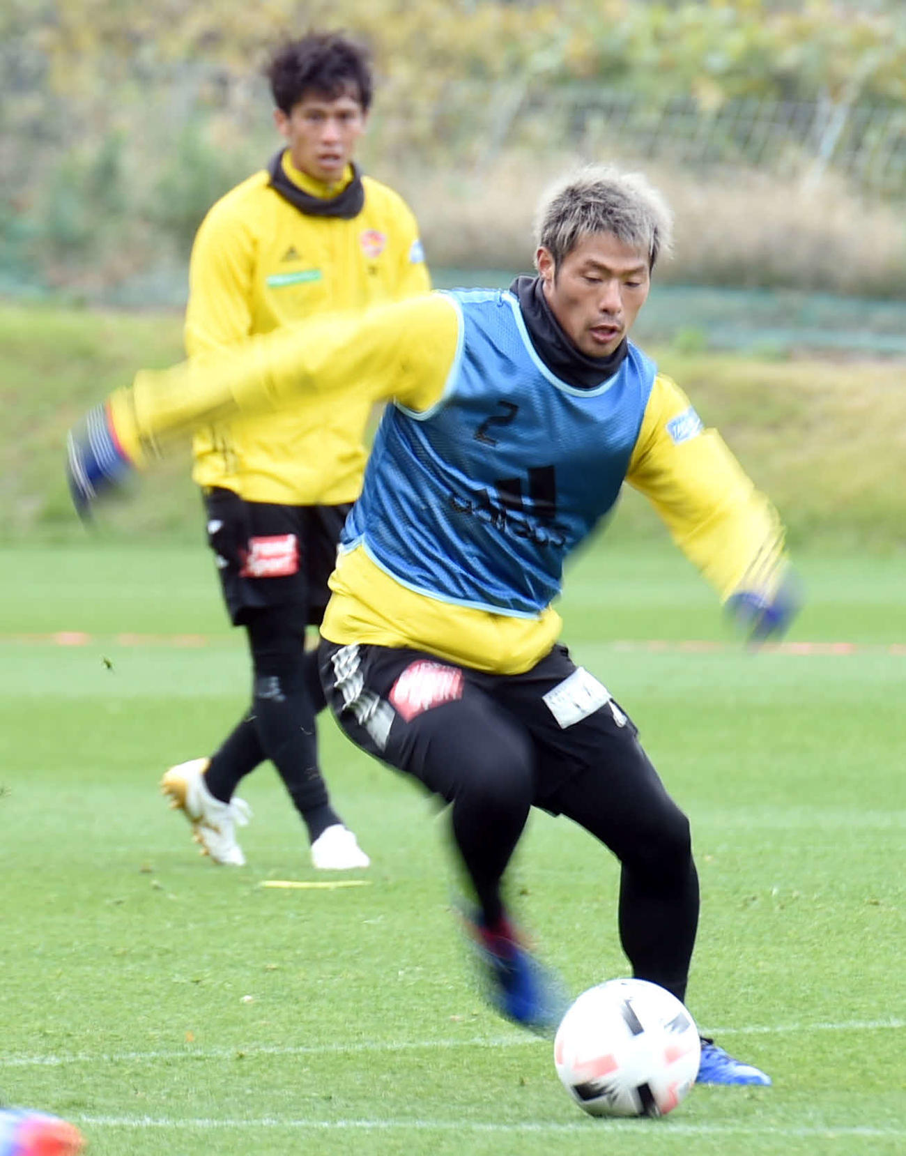 ドリブルで切り込む仙台FW赤崎（撮影・相沢孔志）