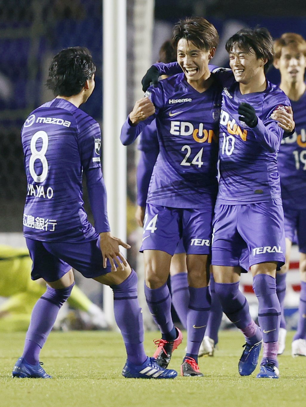 後半、FKで2点目のゴールを決め、喜ぶ広島・森島（右）ら（共同）