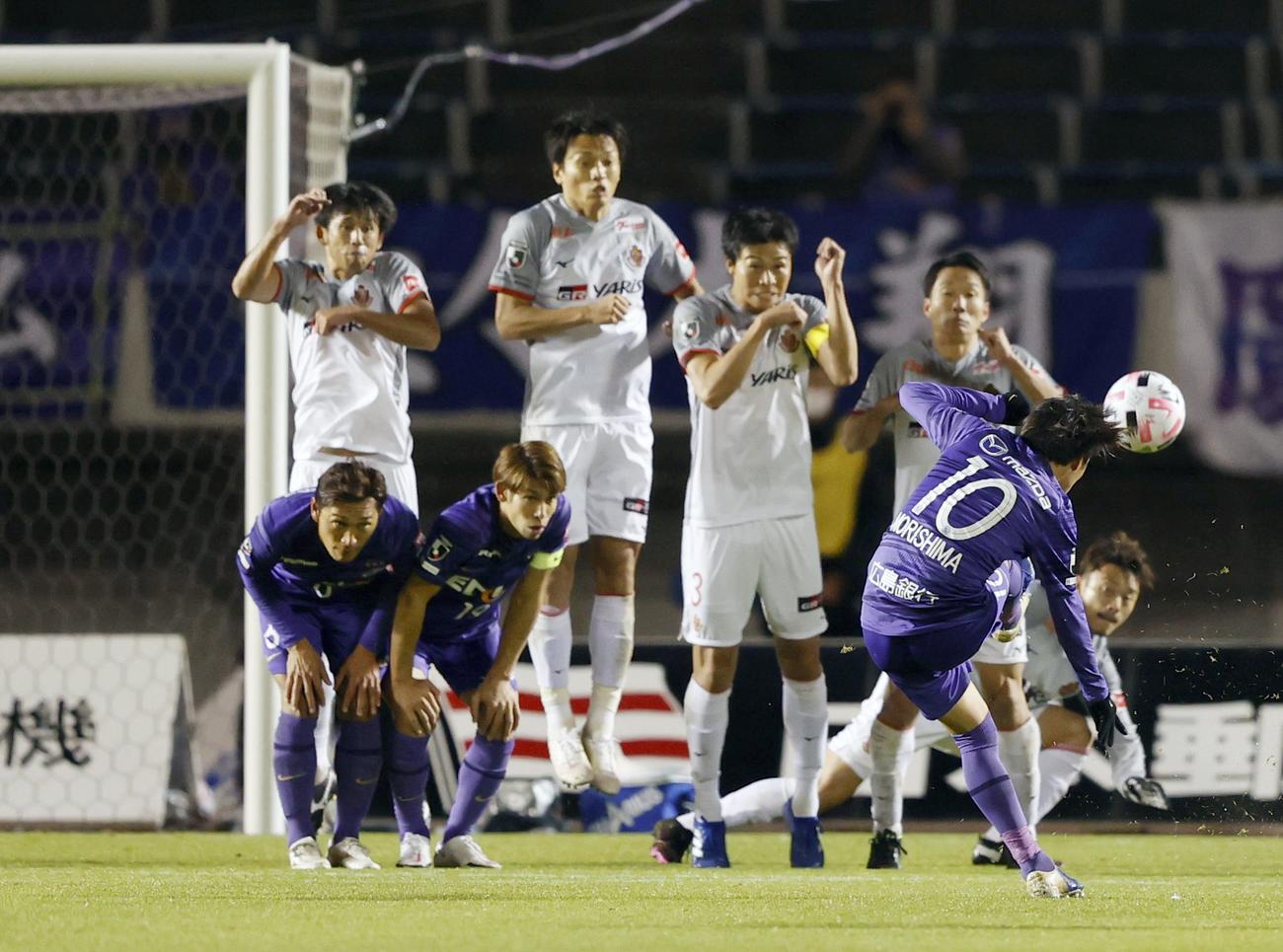 後半、FKで2点目のゴールを決める広島・森島（共同）