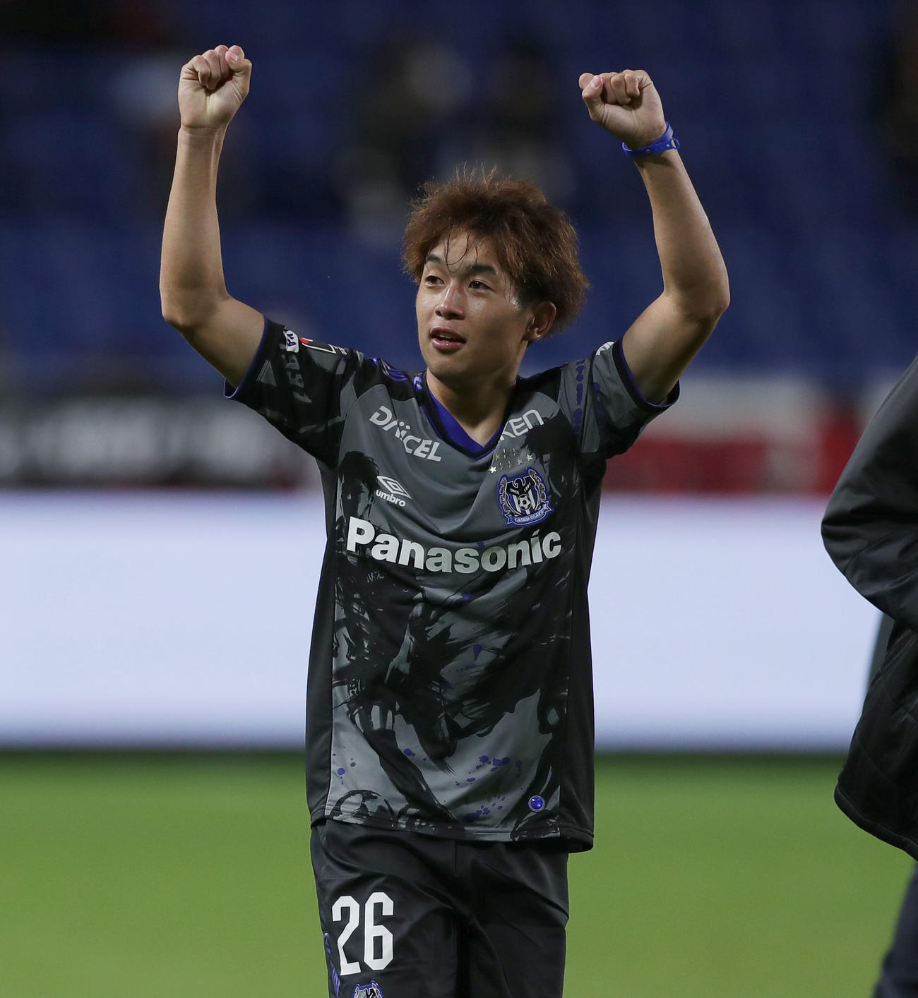 G大阪対神戸　試合後、サポーターに向かってガッツポーズするG大阪MF奥野（撮影・前田充）