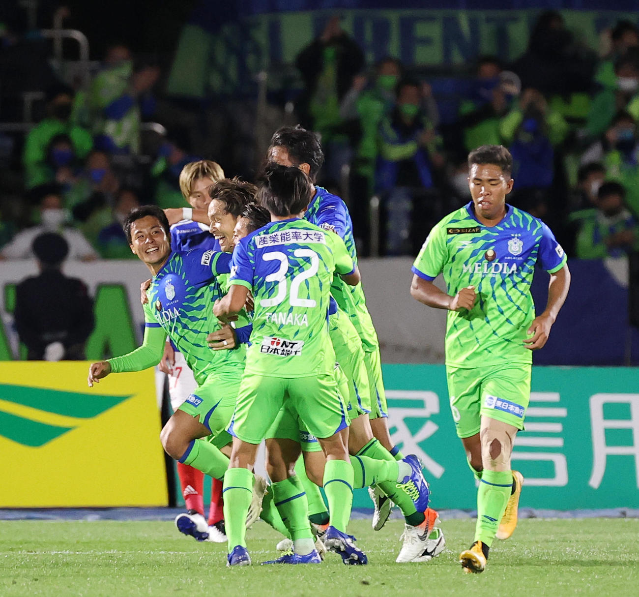 湘南対横浜　後半、ヘディングでゴールを決めチームメートと喜ぶ湘南MF斉藤（左）（撮影・垰建太）