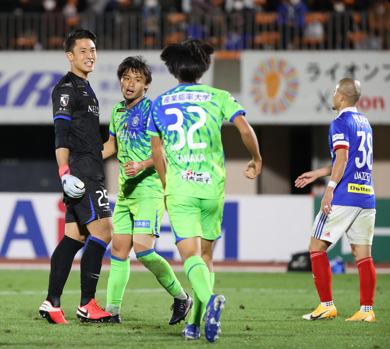 湘南対横浜　1点を守り抜き勝利しチームメートと喜び合う湘南DF岡本（左から2人目）ら（撮影・垰建太）