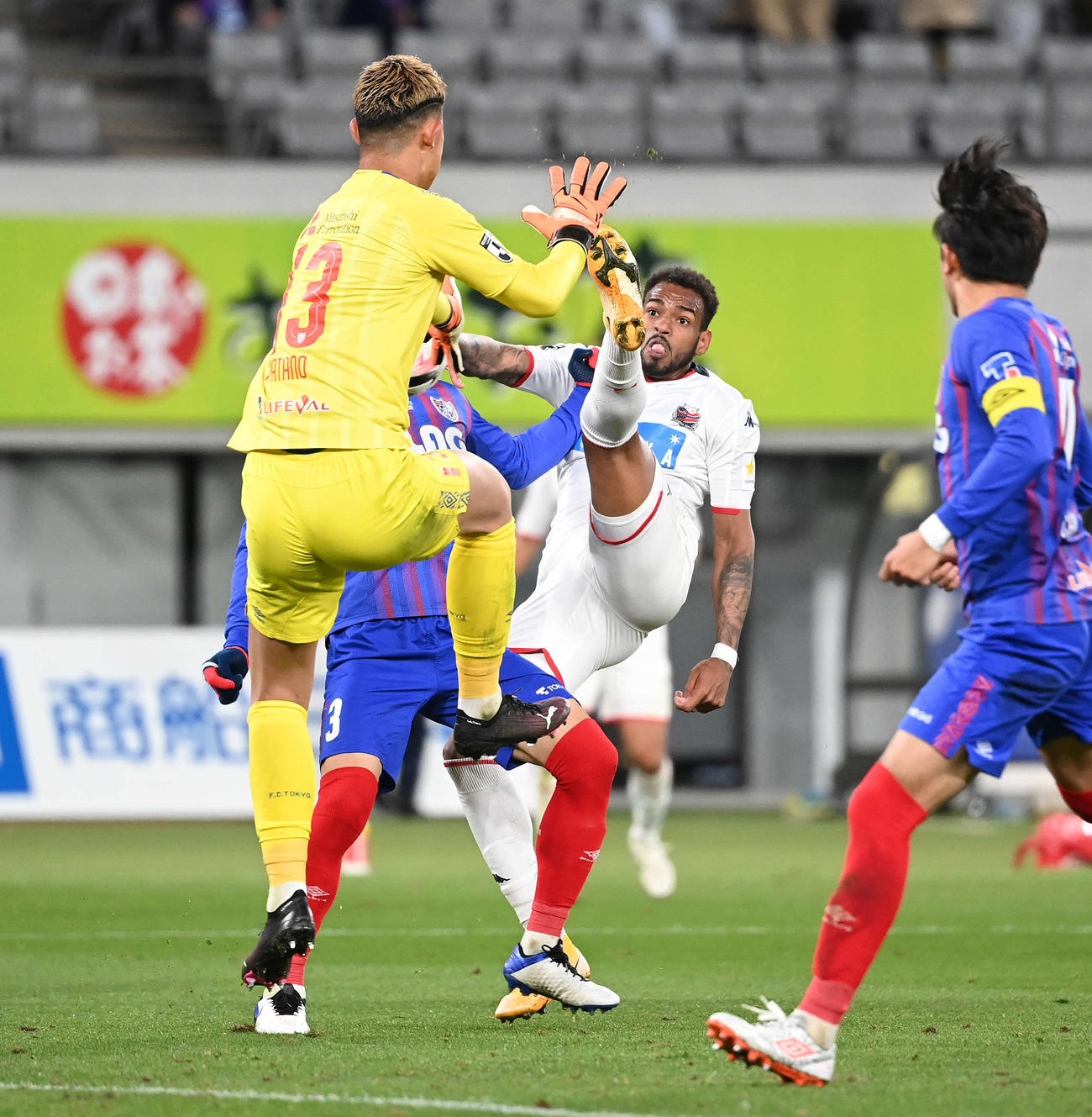 東京対札幌　後半、ゴール前で競り合う札幌FWロペス（中央）（撮影・鈴木みどり）