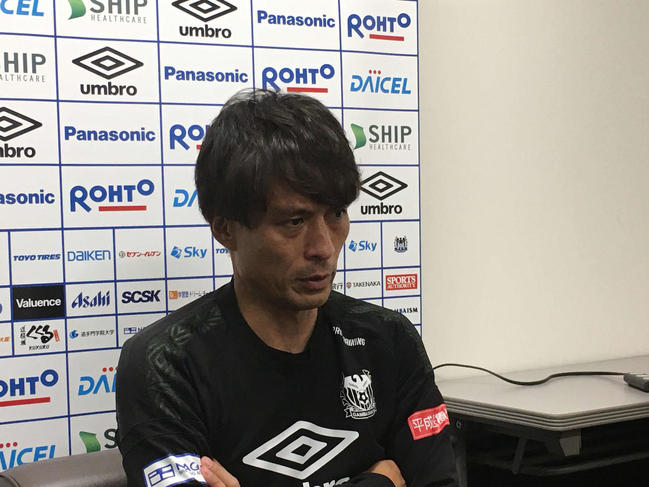 取材対応するG大阪宮本監督（C）GAMBAOSAKA