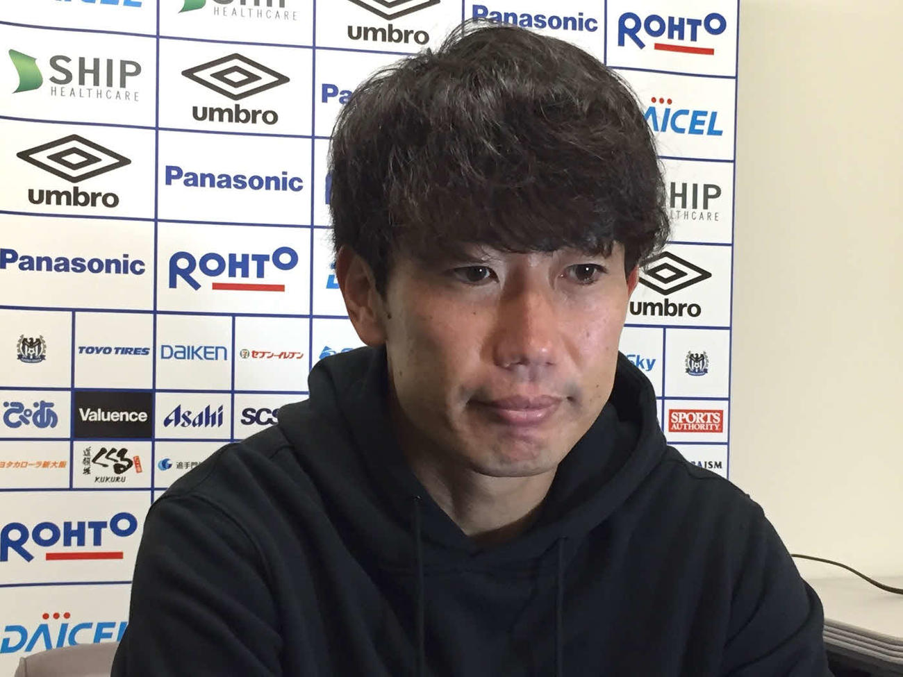 取材対応するG大阪渡辺（C）GAMBAOSAKA