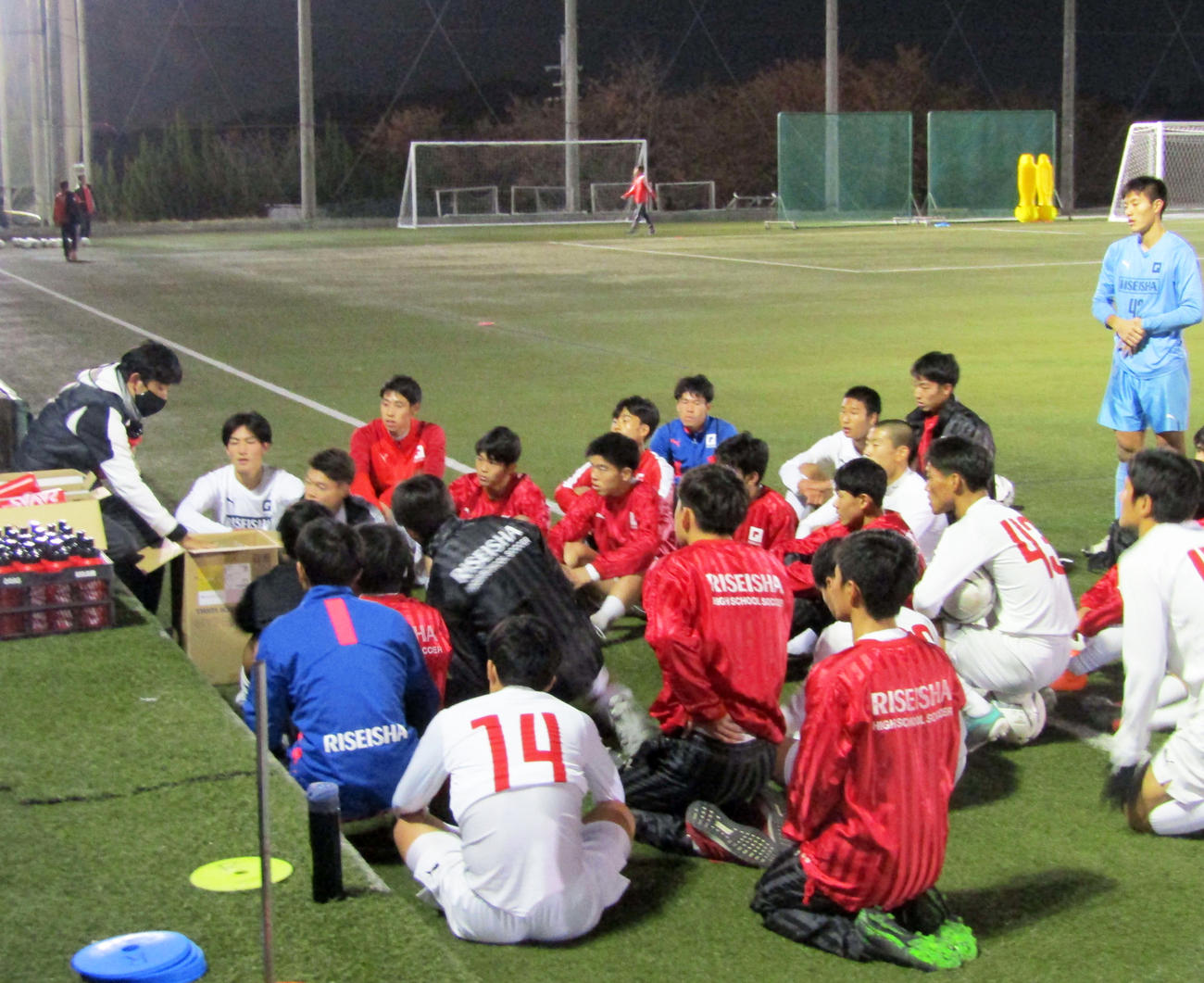 練習後にミーティングを行う履正社イレブン（撮影・佐藤あすみ）