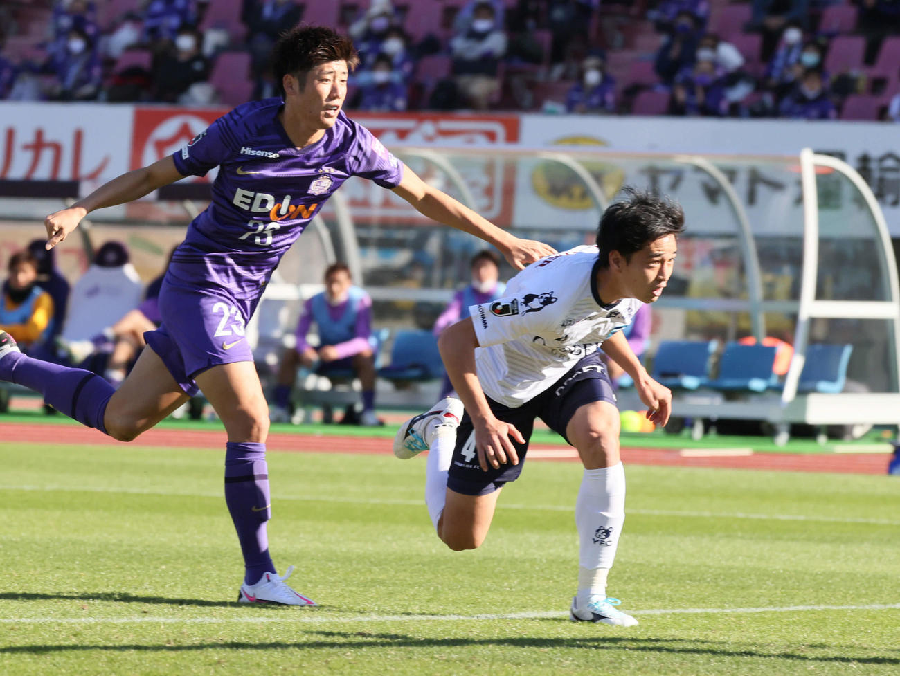 J1広島対横浜FC　前半　先制のシュートを決める横浜FC・DF小林。左は広島DF荒木（撮影・加藤孝規）