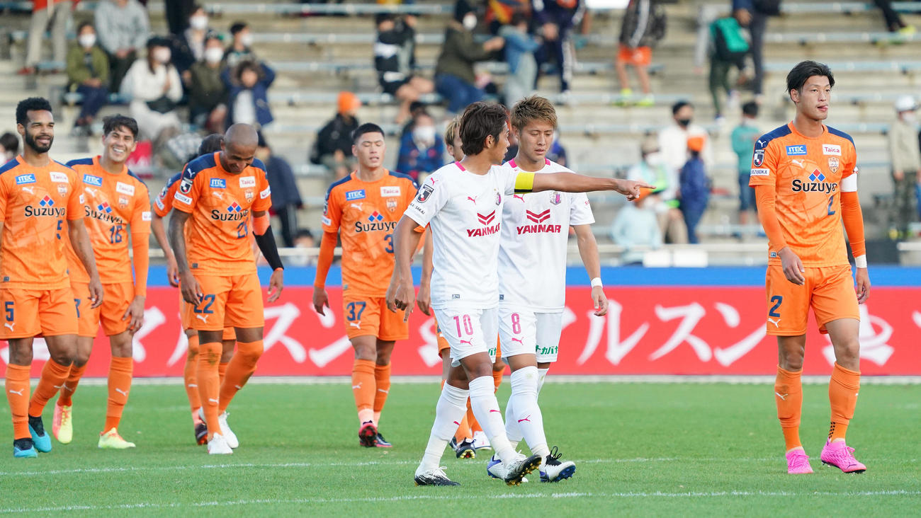 清水に敗れ、厳しい表情でFW柿谷（右から2人目）に話しかけるC大阪清武（撮影・菅敏）