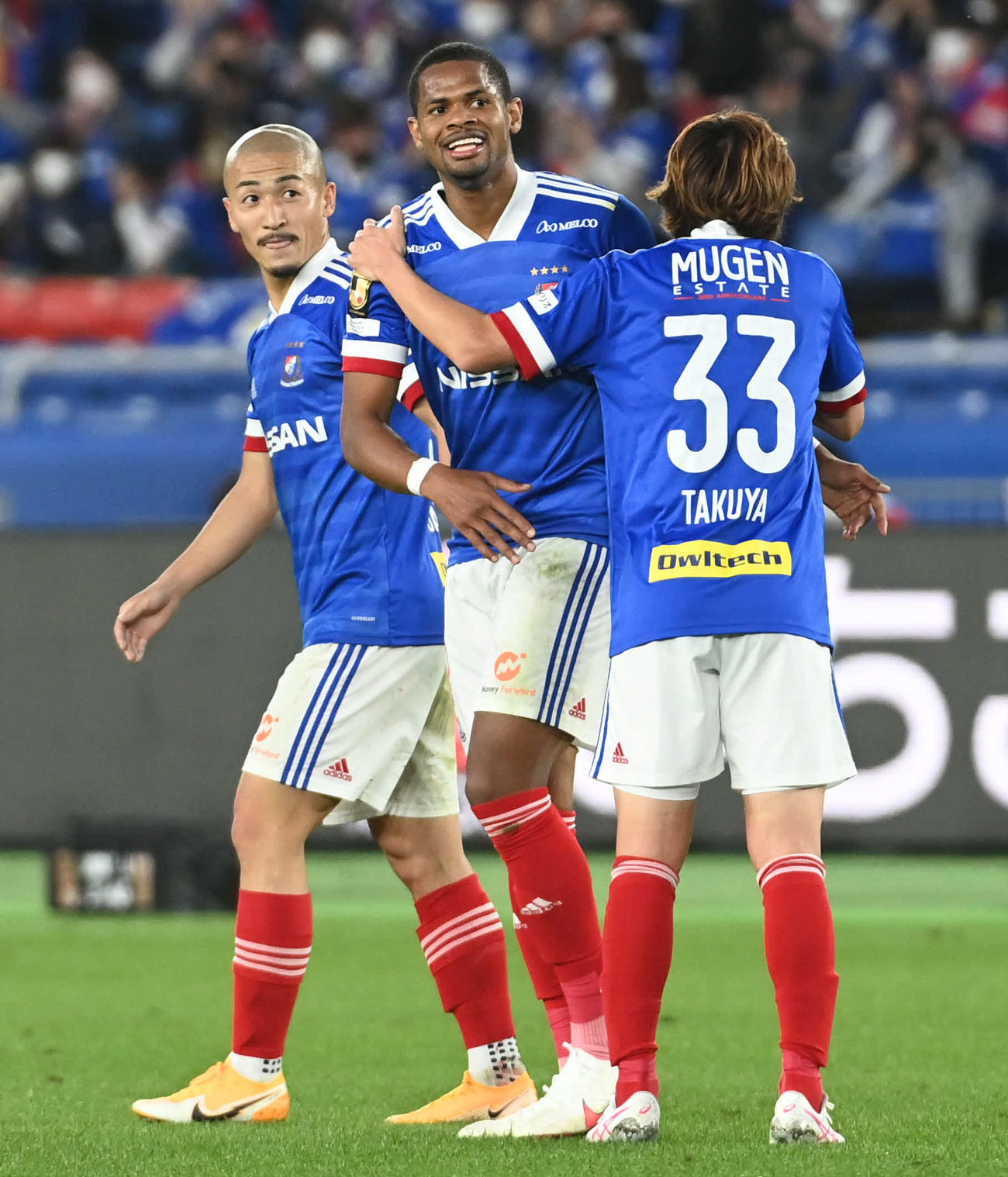 横浜対浦和　前半、追加点を奪った横浜FWジュニオール・サントスはチームメートと抱き合って喜ぶ（撮影・山崎安昭）