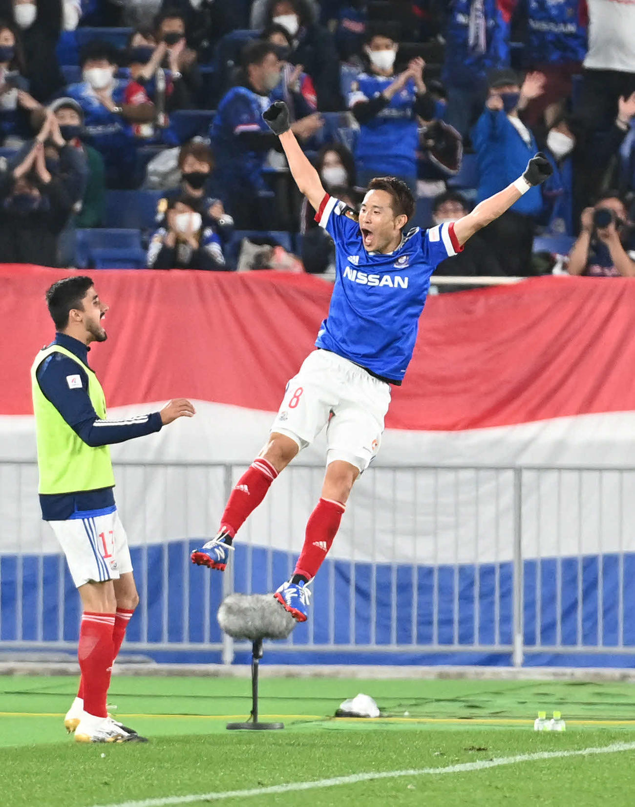 横浜対浦和　後半、追加点を奪った横浜MF水沼は跳ね上がって喜ぶ（撮影・山崎安昭）