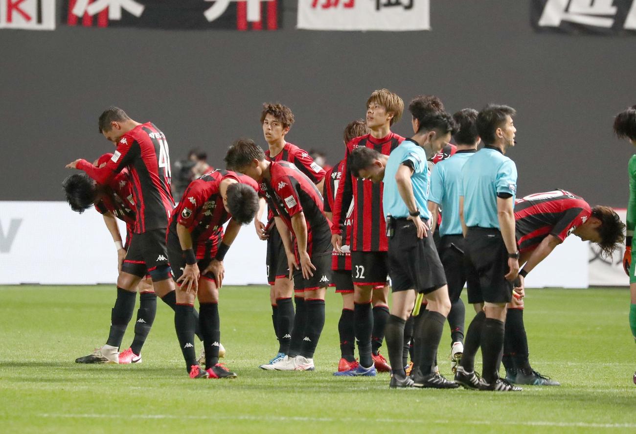 札幌対鳥栖　試合後、スタンドにあいさつする札幌の選手たち（撮影・黒川智章）