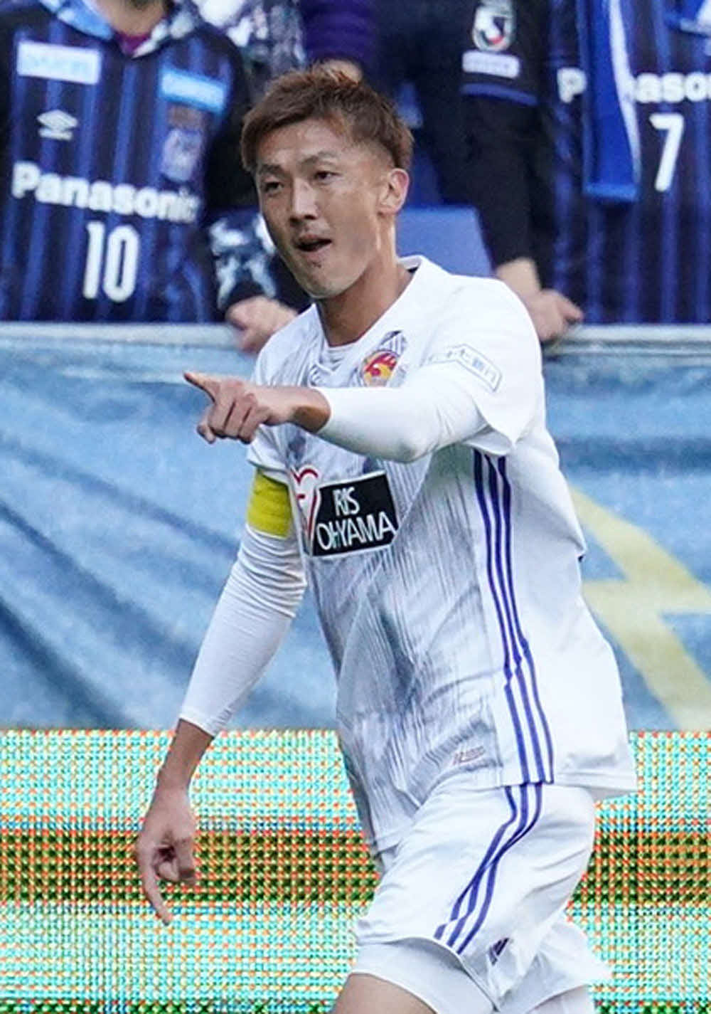 G大阪対仙台　前半17分、ゴール前のパスからダイレクトシュートで先制点を挙げる仙台FW長沢（撮影・清水貴仁）