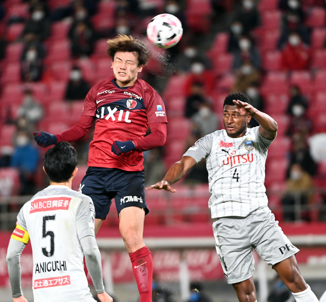 前半18分、ヘディングシュートを放つ鹿島FW上田（左）。右は川崎F・DFジェジエウ（撮影・たえ見朱実）
