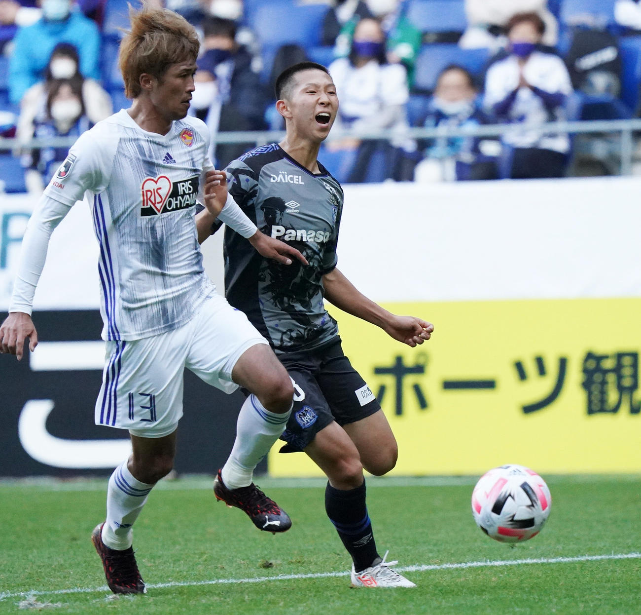 G大阪対仙台　前半、ゴール前のパスに反応するG大阪FW唐山（右）（撮影・清水貴仁）