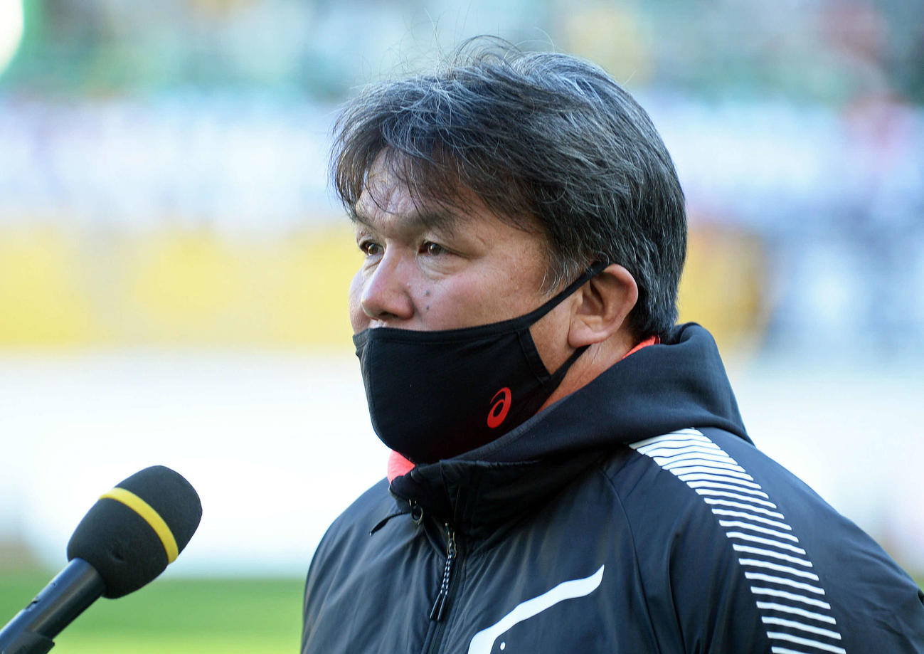 優勝インタビューを受ける藤枝明誠の松本監督