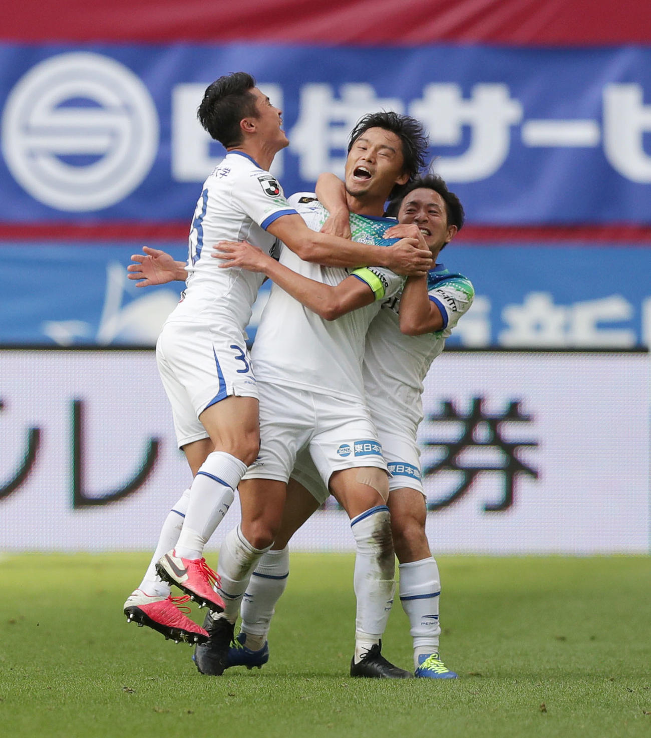 J1第27節　神戸対湘南　後半、先制ゴールを決め祝福される湘南MF岡本拓也（中央）。右はMF中川寛斗、左はDF石原広教（撮影・前田充）