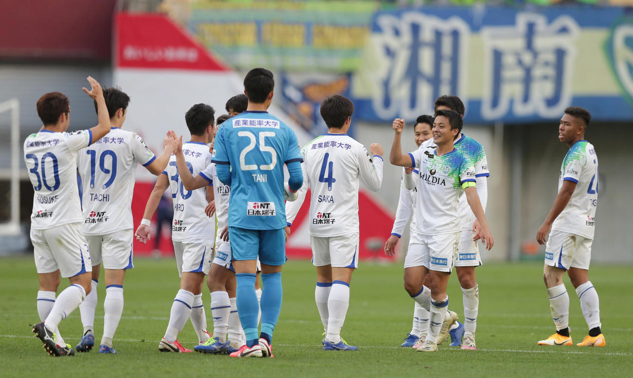 J1第27節　神戸対湘南　神戸二勝利し、喜び合うMF斉藤未月（右から3人目）ら湘南イレブン（撮影・前田充）