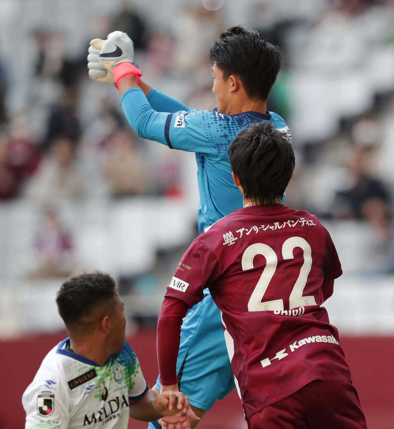 神戸対湘南　前半、クロスをパンチングする湘南GK谷（撮影・前田充）