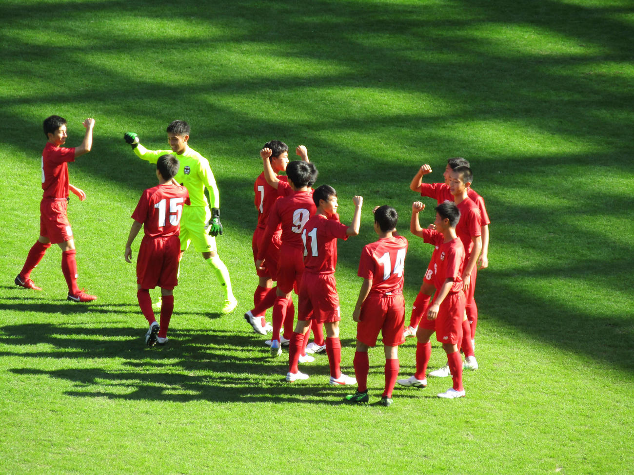 試合前にグータッチする東山イレブン（撮影・佐藤あすみ）