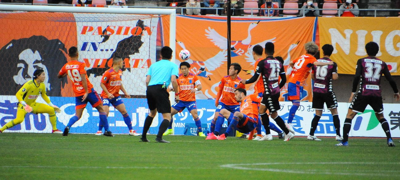 後半11分にFKのこぼれ球を押し込まれ、先制を許す
