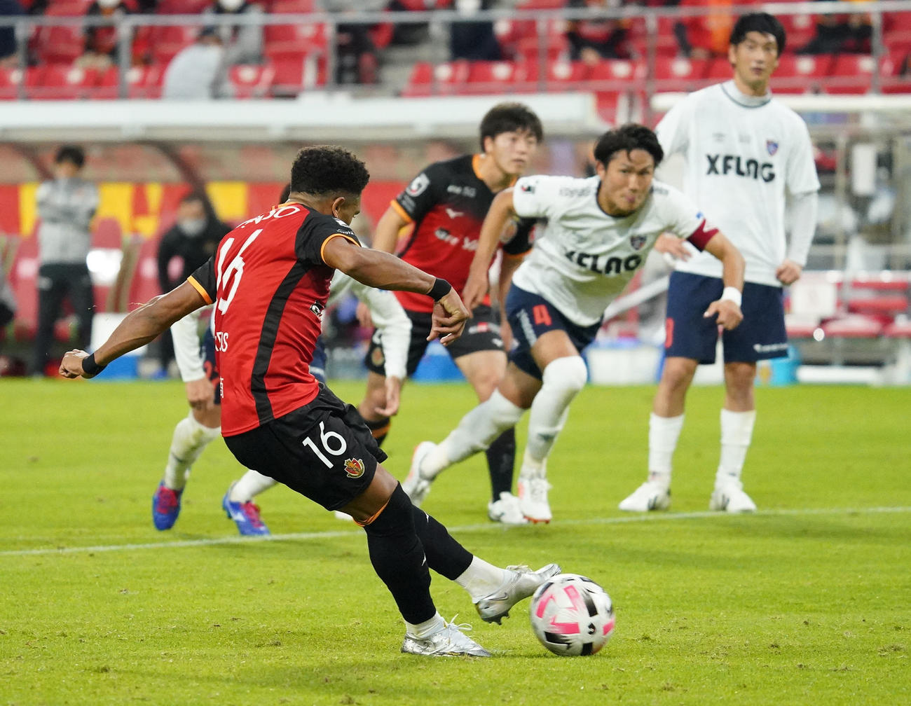 名古屋対FC東京　後半アディショナルタイム、PKを決める名古屋MFマテウス（撮影・森本幸一）