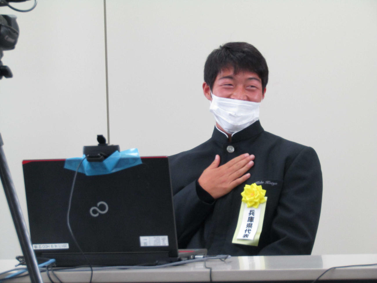 選手宣誓の抽選で外れ、ほっとした笑顔を見せる神戸弘陵・木谷主将（撮影・佐藤あすみ）