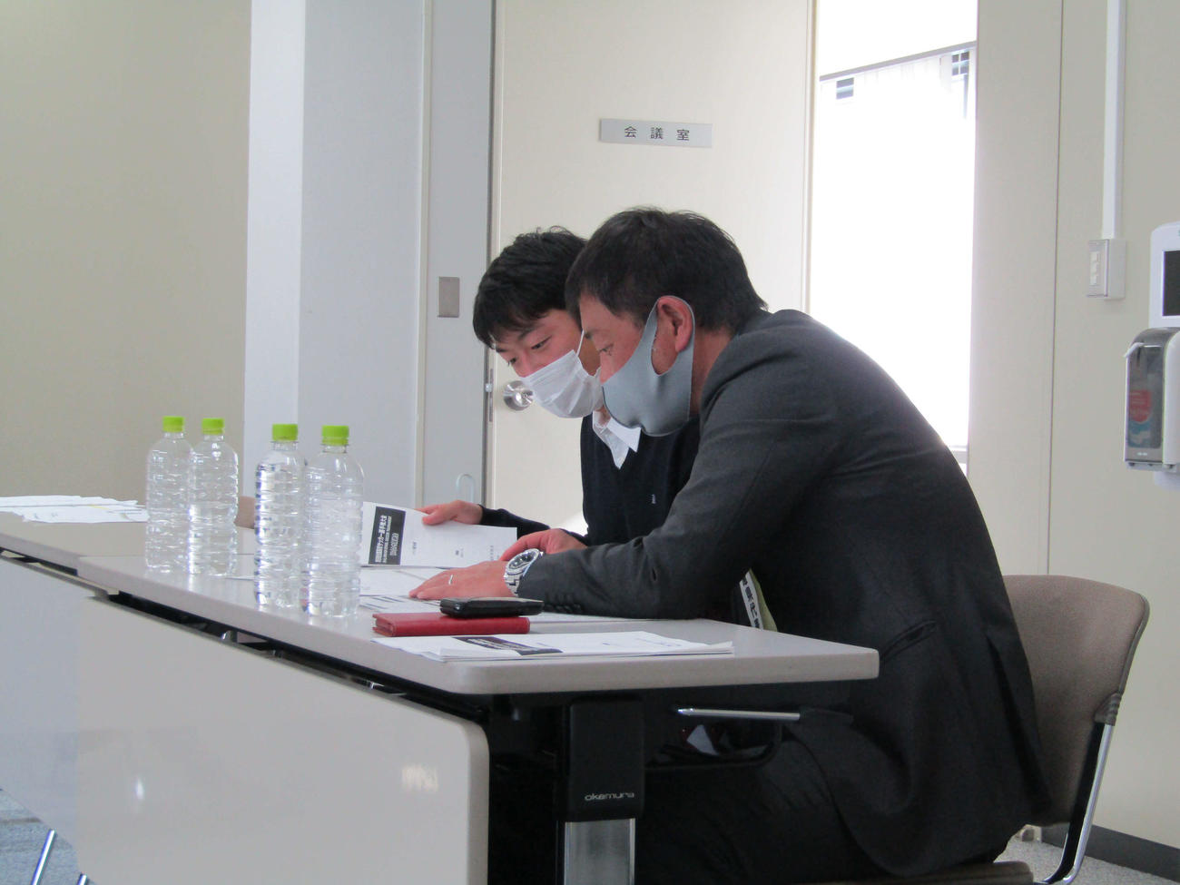 抽選会前に談笑する神戸弘陵の谷監督（手前）と木谷主将（撮影・佐藤あすみ）