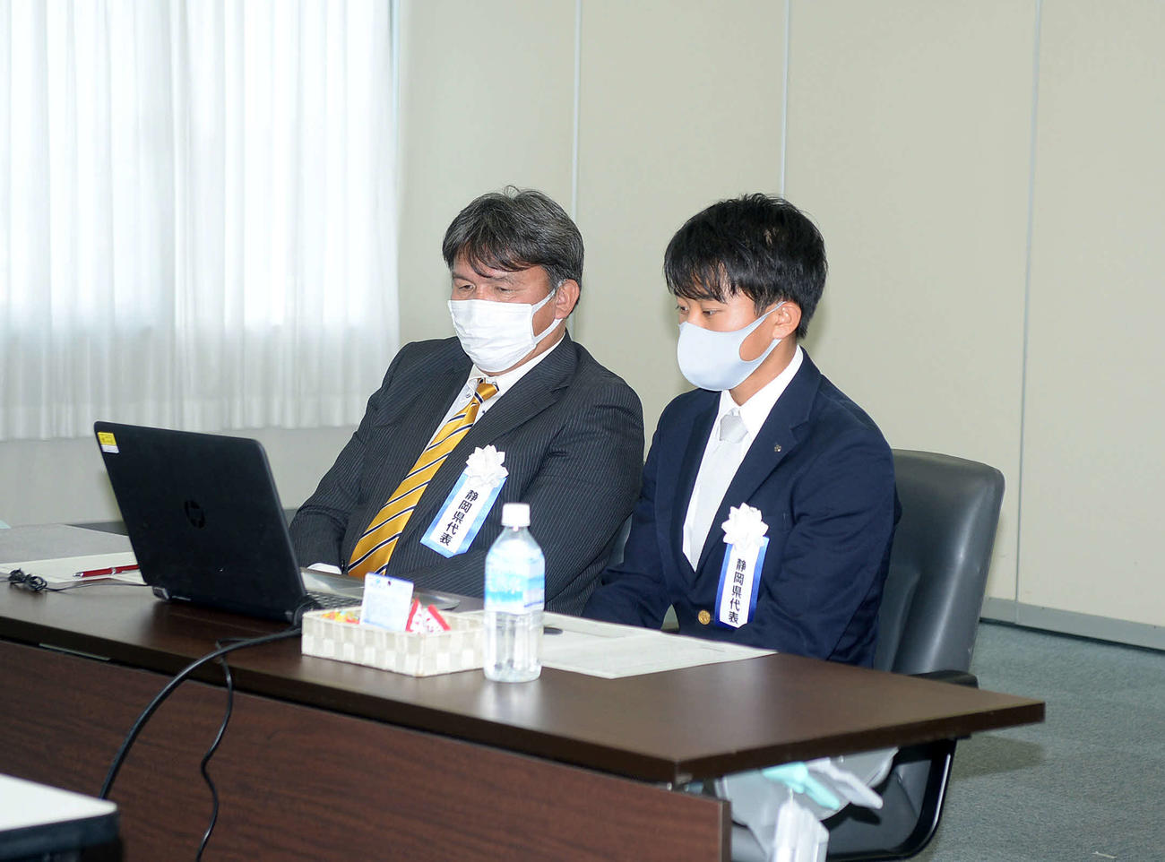 オンラインで行われた抽選会に参加する藤枝明誠の松本監督（左）とMF中山主将