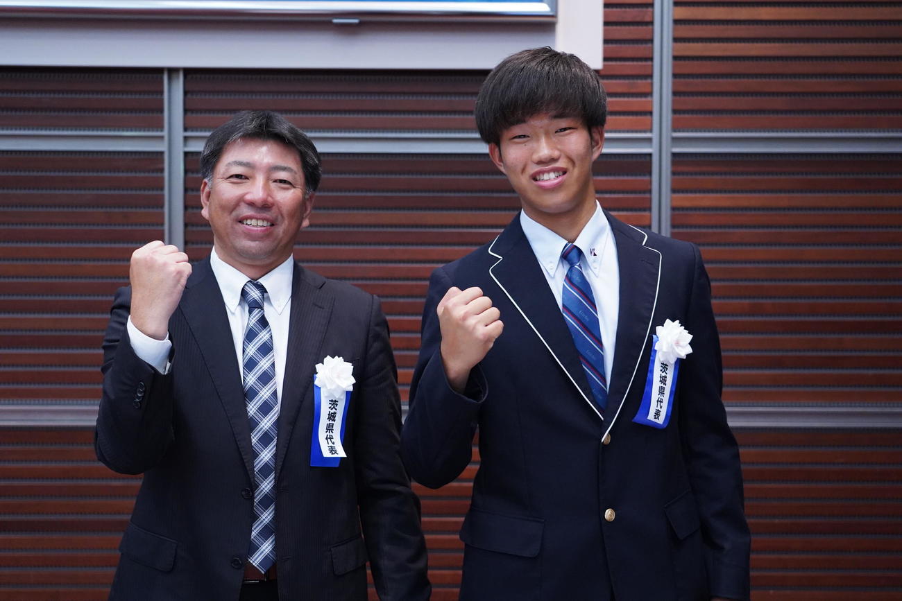 史上初のオンラインで抽選会に臨んだ茨城代表の鹿島学園の鈴木雅人監督（左）と主将の遠藤聖矢