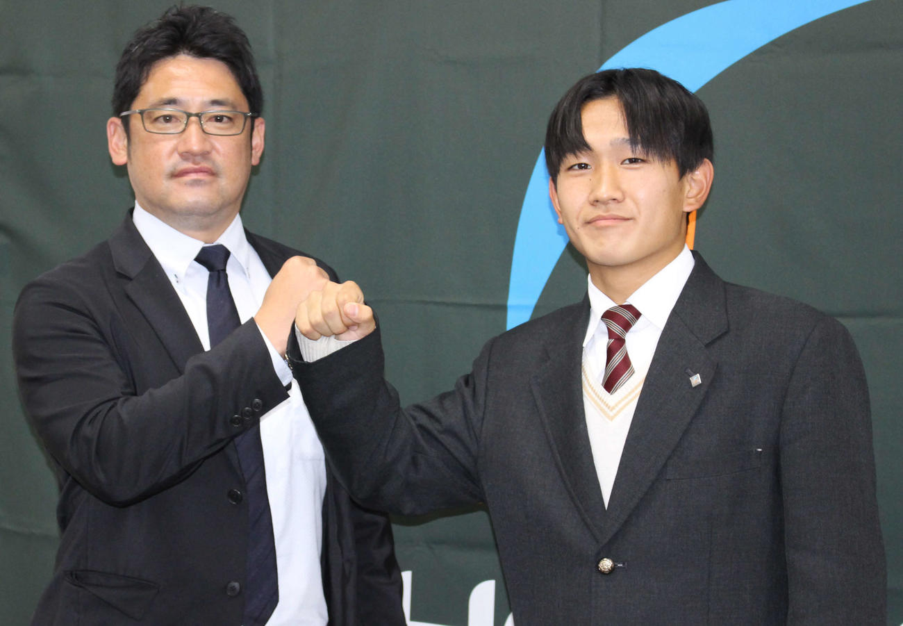 昌平（埼玉）の藤島崇之監督（左）と、主将のMF須藤直輝（撮影・杉山理紗）