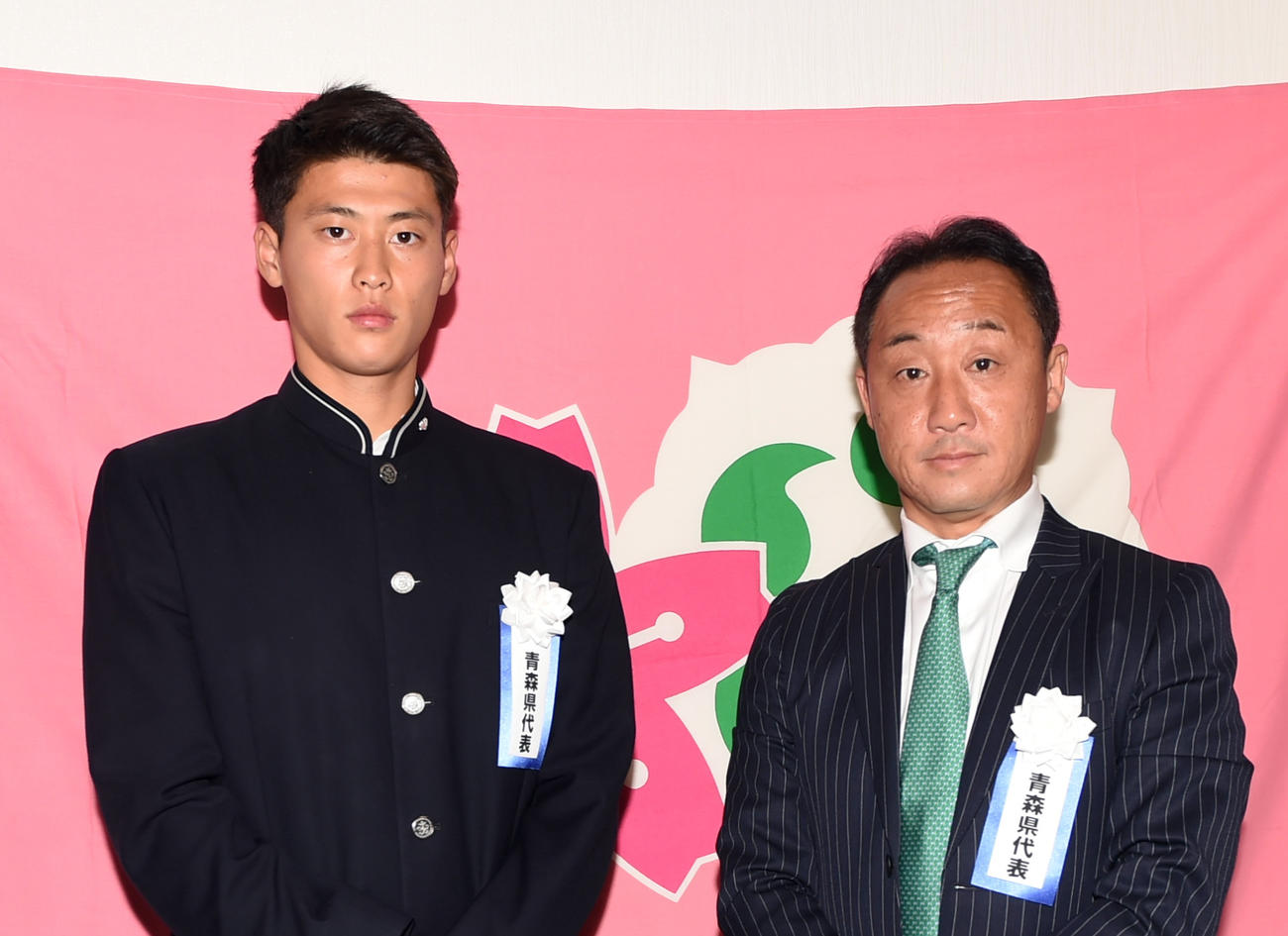 オンラインで抽選会に臨んだ青森山田・藤原主将（左）と黒田監督（撮影・山田愛斗）